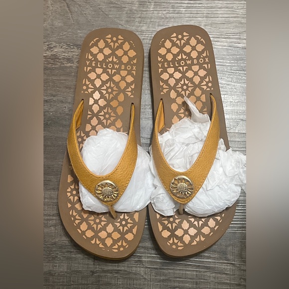 Yellowbox Floral Flip Flops with Box - Picture 2 of 3